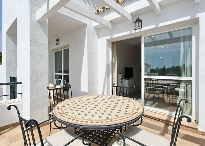 アパート Senorio De Gonzaga Great 2 Bedroom With A Lovely Community Pool In The Heart Of Nueva Andalucia マルベーリャ